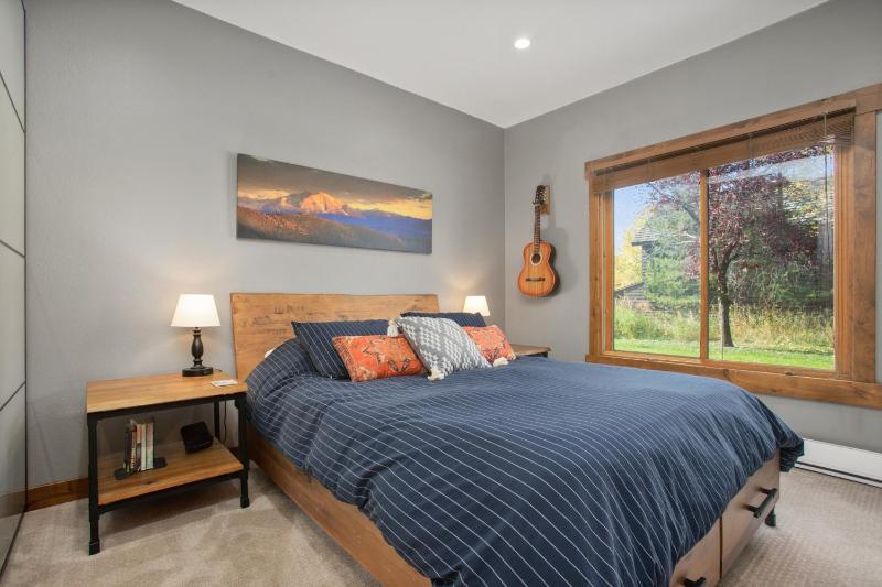 Private Washer & Dryer Outdoor Pool and Hot Tub Nicely Updated Free Bus Route - image 27