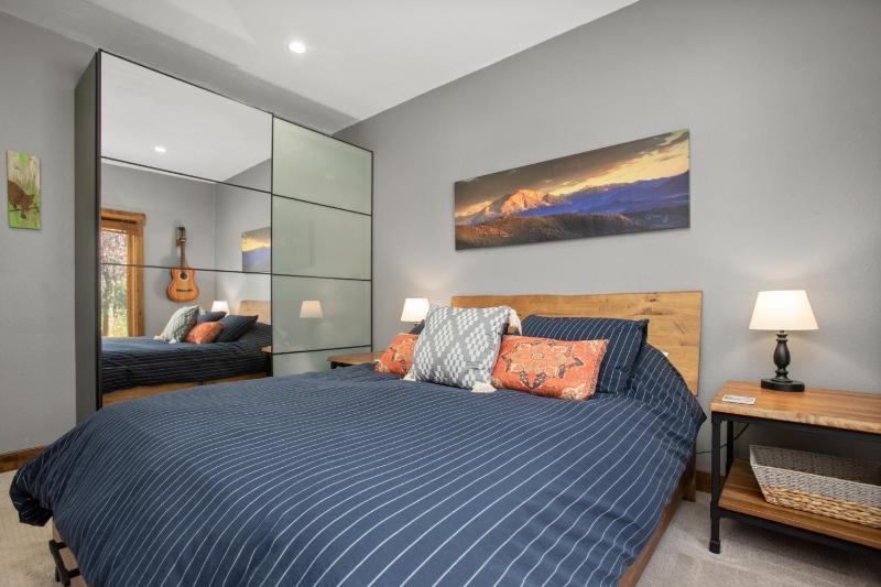 Private Washer & Dryer Outdoor Pool and Hot Tub Nicely Updated Free Bus Route - image 41