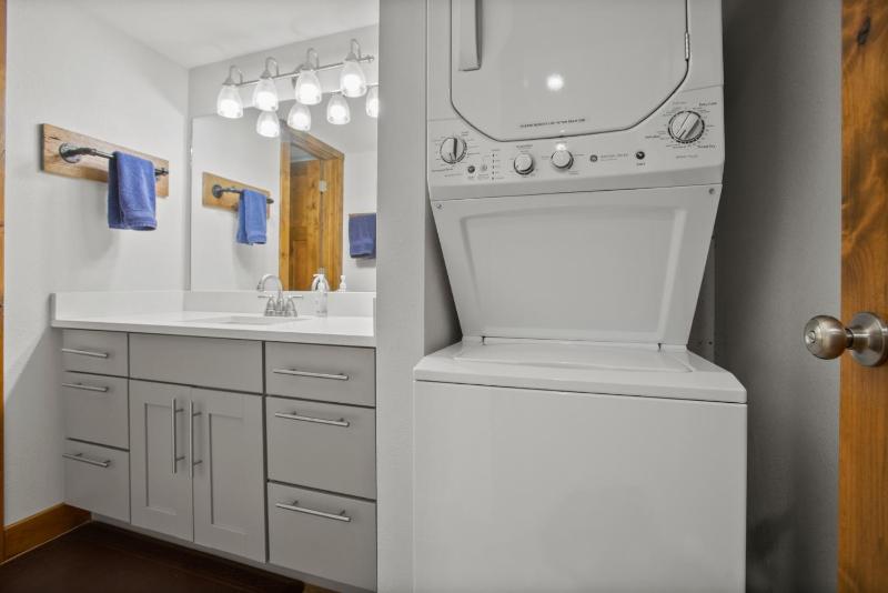 Private Washer & Dryer Outdoor Pool and Hot Tub Nicely Updated Free Bus Route - image 40