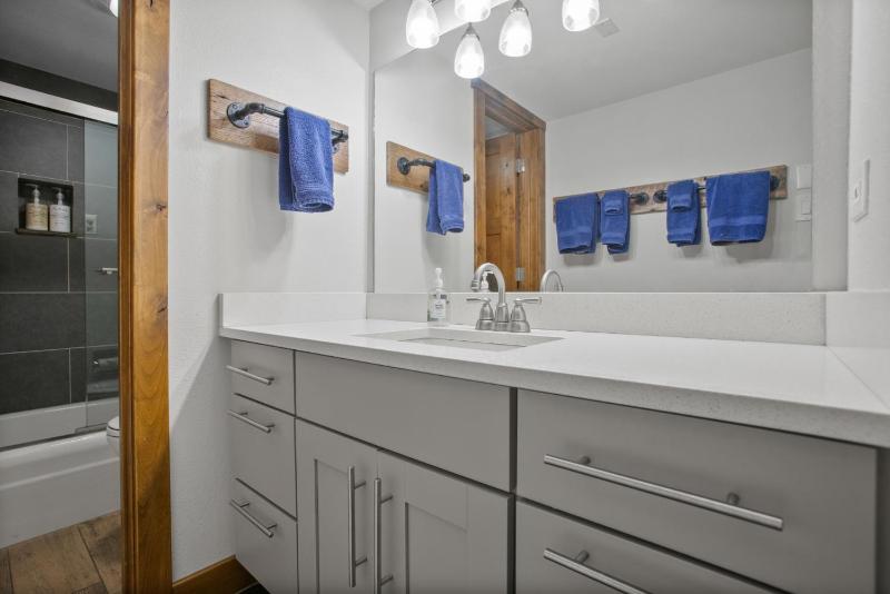 Private Washer & Dryer Outdoor Pool and Hot Tub Nicely Updated Free Bus Route - image 4