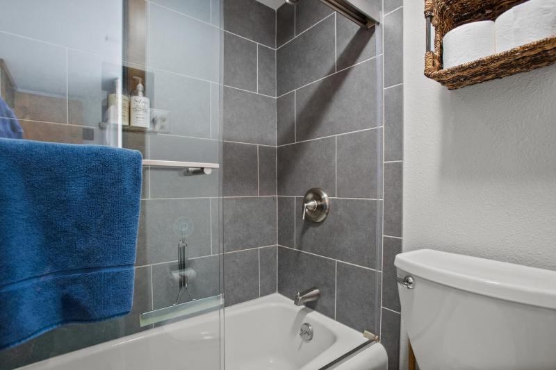 Private Washer & Dryer Outdoor Pool and Hot Tub Nicely Updated Free Bus Route - image 28