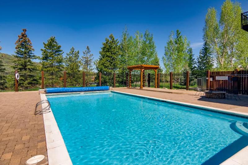 Private Washer & Dryer Outdoor Pool and Hot Tub Nicely Updated Free Bus Route - image 22