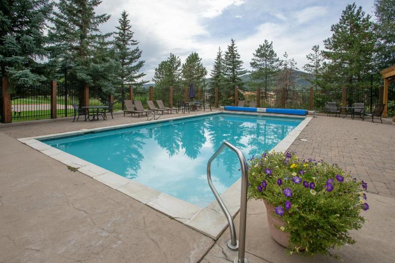 Private Washer & Dryer Outdoor Pool and Hot Tub Nicely Updated Free Bus Route - image 2