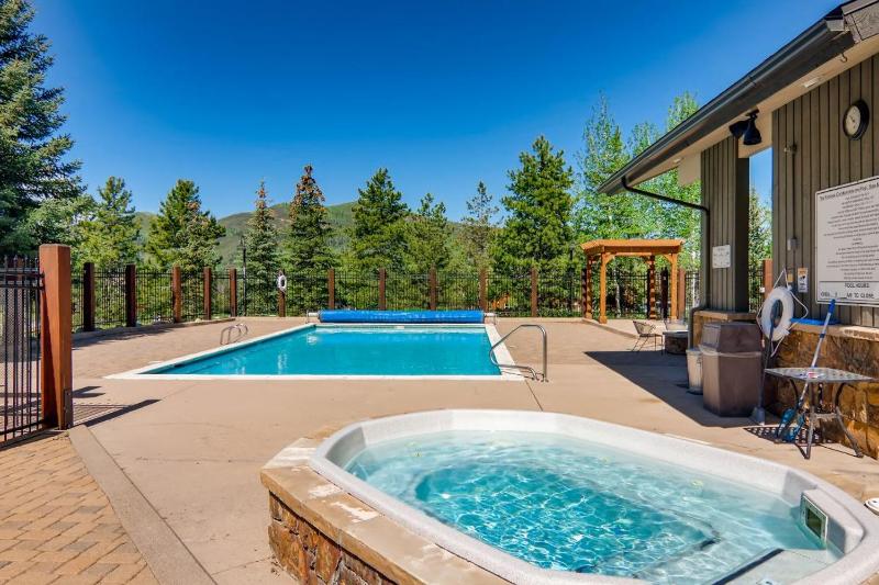 Private Washer & Dryer Outdoor Pool and Hot Tub Nicely Updated Free Bus Route - image 9