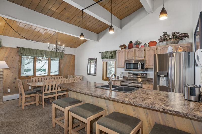 Outdoor Pool and Hot Tub Air Conditioned 135 Steps From Ski Access - image 17