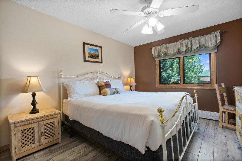 Outdoor Pool and Hot Tub Air Conditioned 135 Steps From Ski Access - image 41