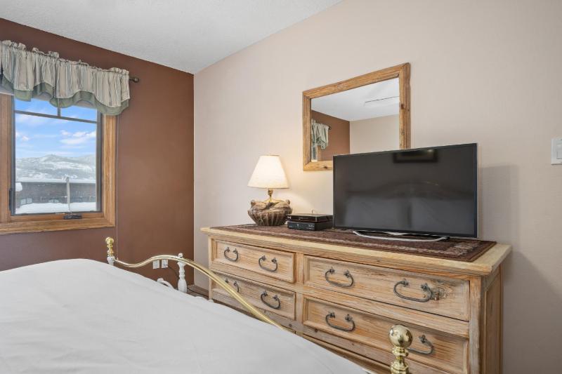 Outdoor Pool and Hot Tub Air Conditioned 135 Steps From Ski Access - image 45