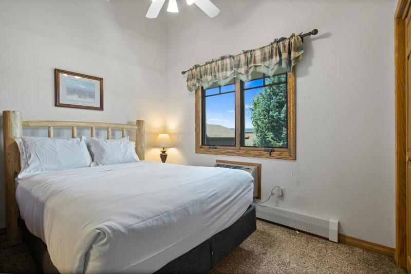 Outdoor Pool and Hot Tub Air Conditioned 135 Steps From Ski Access - image 13