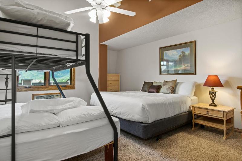 Outdoor Pool and Hot Tub Air Conditioned 135 Steps From Ski Access - image 39