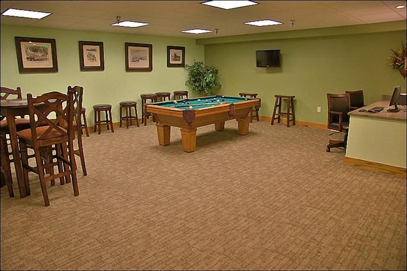 Outdoor Pool and Hot Tub Air Conditioned 135 Steps From Ski Access - image 34