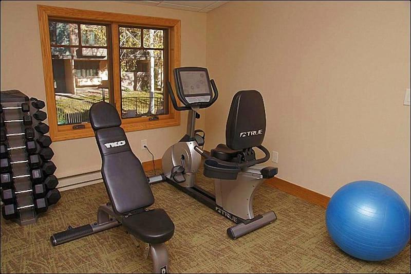 Outdoor Pool and Hot Tub Air Conditioned 135 Steps From Ski Access - image 15