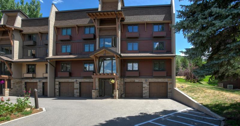 Outdoor Pool and Hot Tub Air Conditioned 135 Steps From Ski Access - image 40