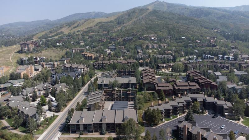 Outdoor Pool and Hot Tub Air Conditioned 135 Steps From Ski Access - image 4
