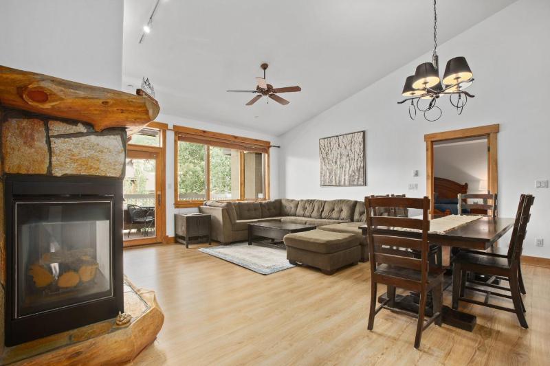 4 Pools and 10 Hot Tubs Renovated Penthouse Condo Ski Season Private Shuttle - image 1
