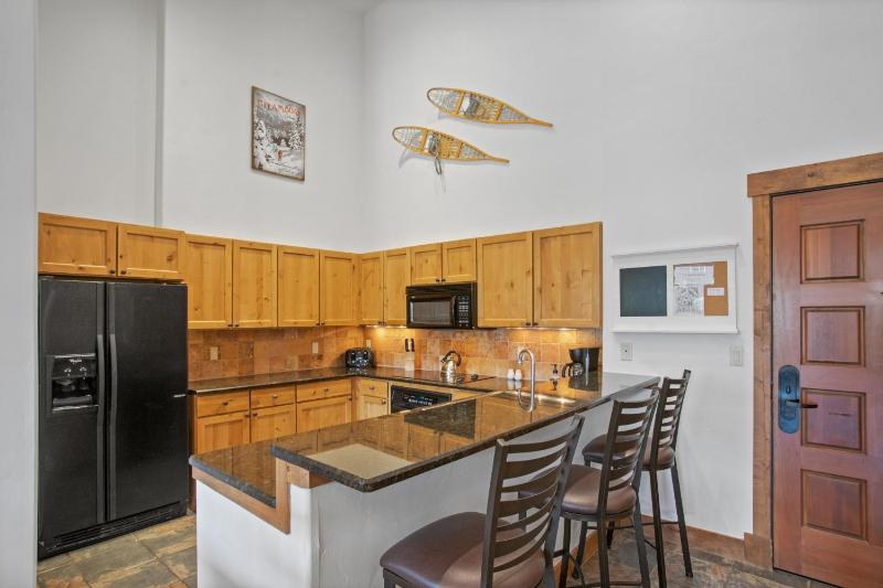 4 Pools and 10 Hot Tubs Renovated Penthouse Condo Ski Season Private Shuttle - image 40