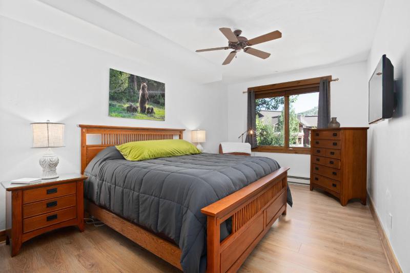 4 Pools and 10 Hot Tubs Renovated Penthouse Condo Ski Season Private Shuttle - image 12