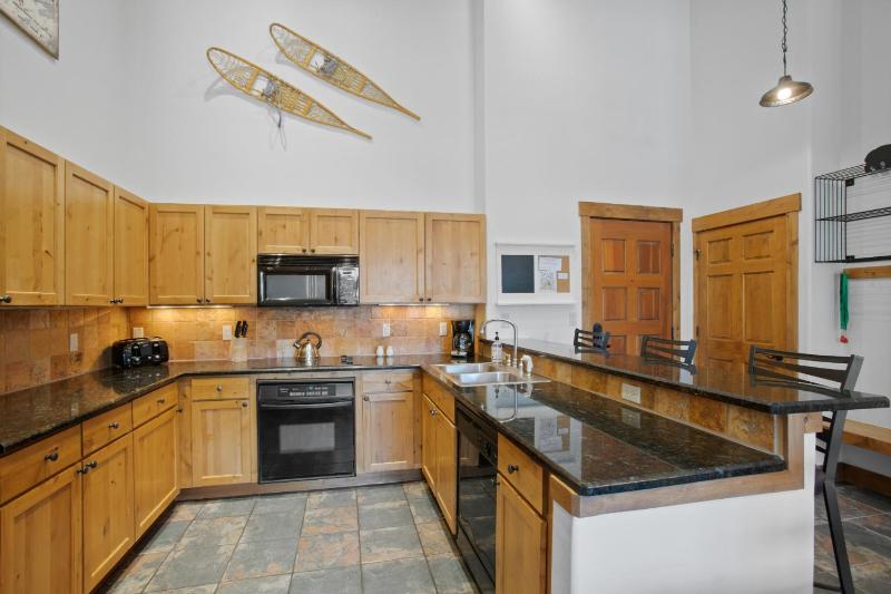 4 Pools and 10 Hot Tubs Renovated Penthouse Condo Ski Season Private Shuttle - image 31