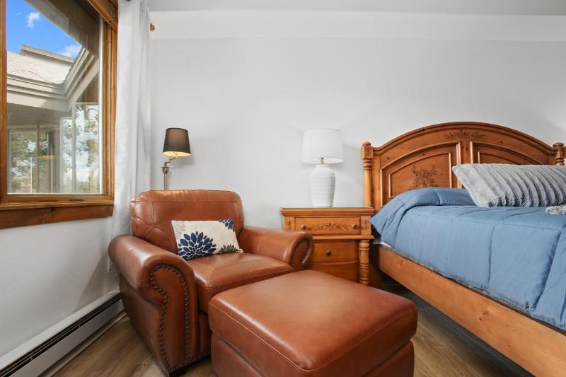 4 Pools and 10 Hot Tubs Renovated Penthouse Condo Ski Season Private Shuttle - image 26
