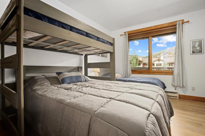4 Pools and 10 Hot Tubs Renovated Penthouse Condo Ski Season Private Shuttle - image 25
