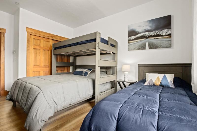 4 Pools and 10 Hot Tubs Renovated Penthouse Condo Ski Season Private Shuttle - image 16
