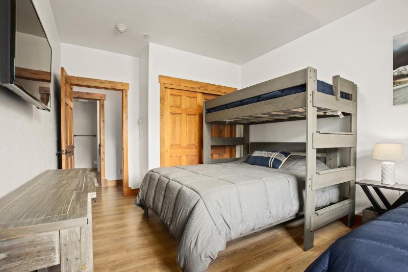 4 Pools and 10 Hot Tubs Renovated Penthouse Condo Ski Season Private Shuttle - image 23