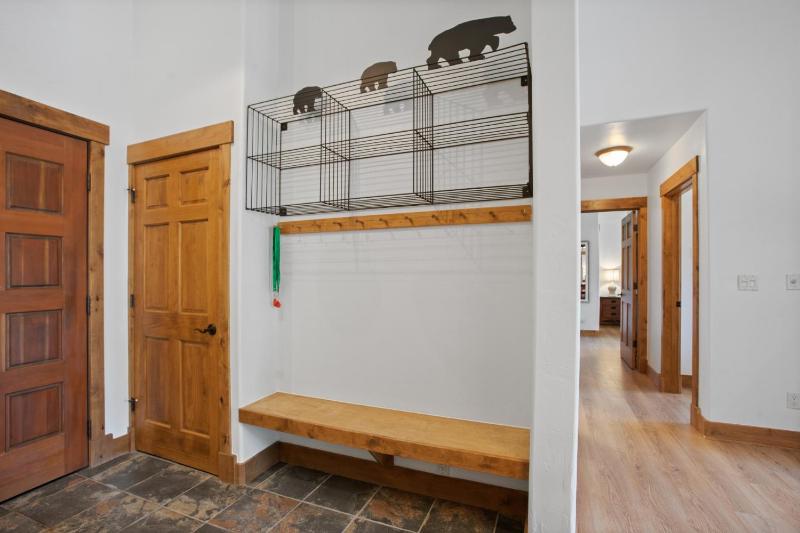 4 Pools and 10 Hot Tubs Renovated Penthouse Condo Ski Season Private Shuttle - image 18