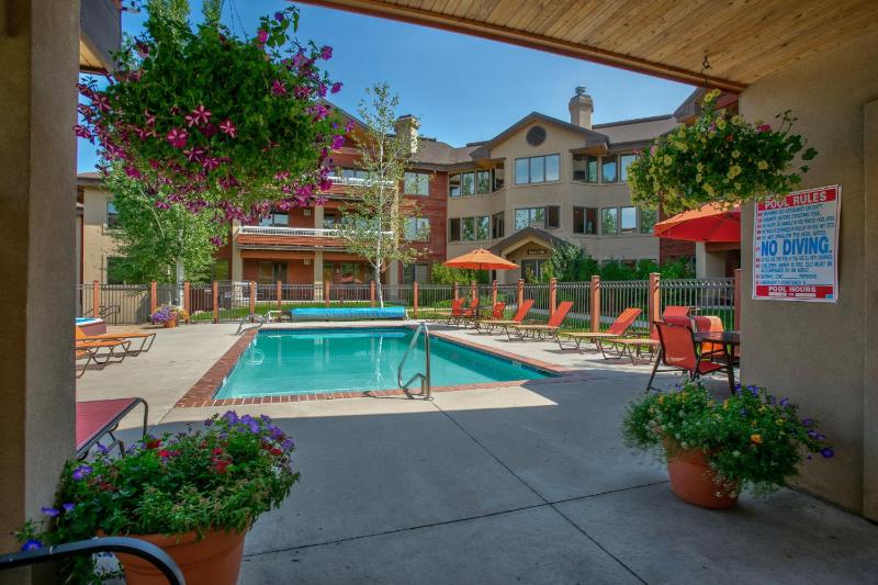 4 Pools and 10 Hot Tubs Renovated Penthouse Condo Ski Season Private Shuttle - image 3