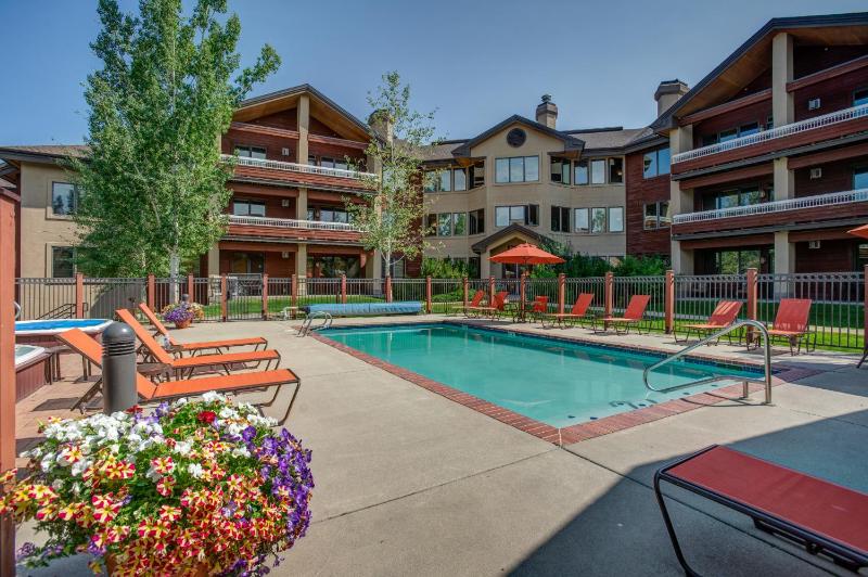 4 Pools and 10 Hot Tubs Renovated Penthouse Condo Ski Season Private Shuttle - image 30