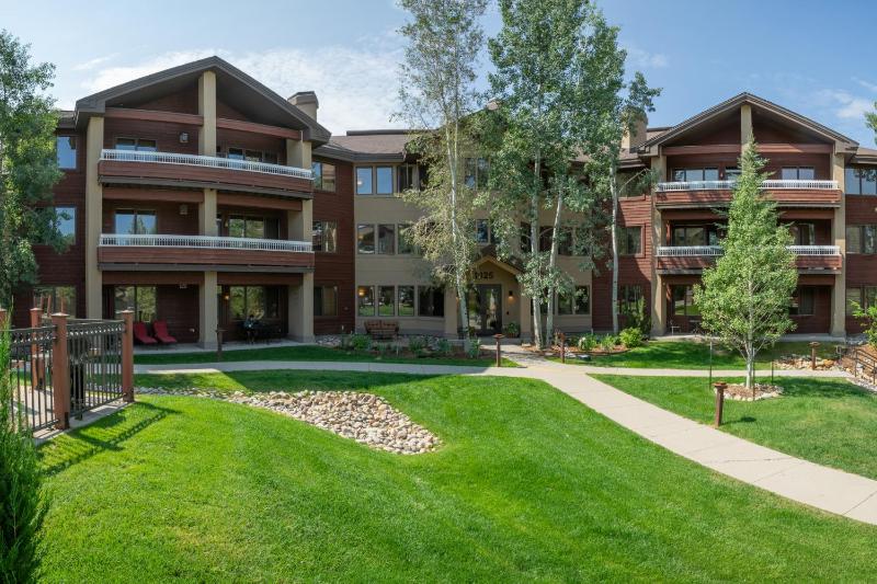 4 Pools and 10 Hot Tubs Renovated Penthouse Condo Ski Season Private Shuttle - image 14