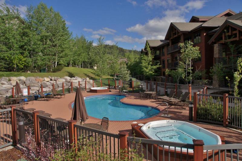 4 Pools and 10 Hot Tubs Renovated Penthouse Condo Ski Season Private Shuttle - image 6