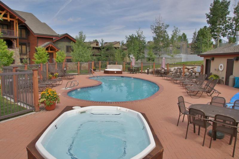 4 Pools and 10 Hot Tubs Renovated Penthouse Condo Ski Season Private Shuttle - image 29