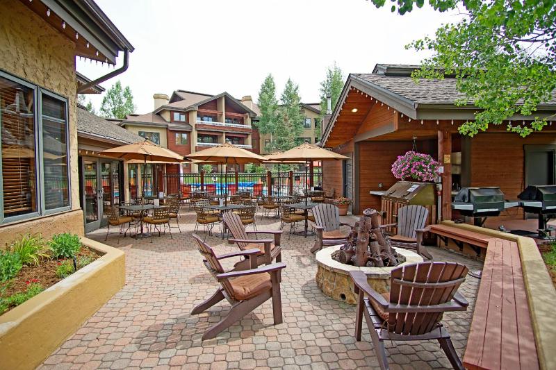 4 Pools and 10 Hot Tubs Renovated Penthouse Condo Ski Season Private Shuttle - image 33