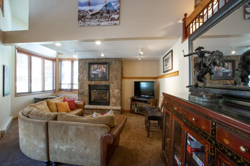 4 Pools and 10 Hot Tubs Renovated Penthouse Condo Ski Season Private Shuttle - image 13
