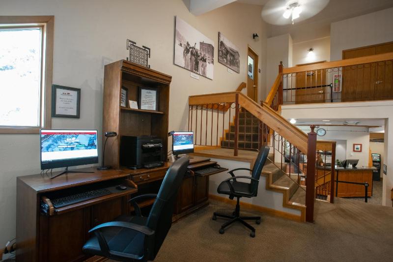 4 Pools and 10 Hot Tubs Renovated Penthouse Condo Ski Season Private Shuttle - image 43