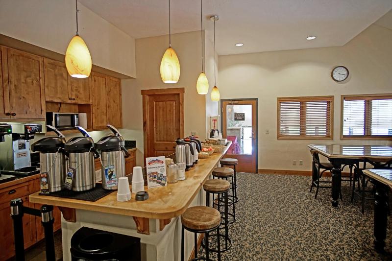4 Pools and 10 Hot Tubs Renovated Penthouse Condo Ski Season Private Shuttle - image 41