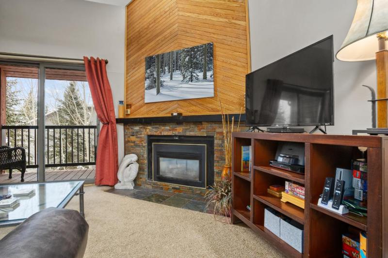 3 Hot Tubs Private Shuttle in Winter Gas Fireplace Free Bus - image 3