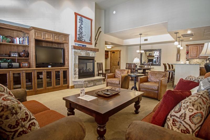 Outdoor Pool and Hot Tub Air Conditioning Covered Deck with Gas Grill Penthouse Level - image 1