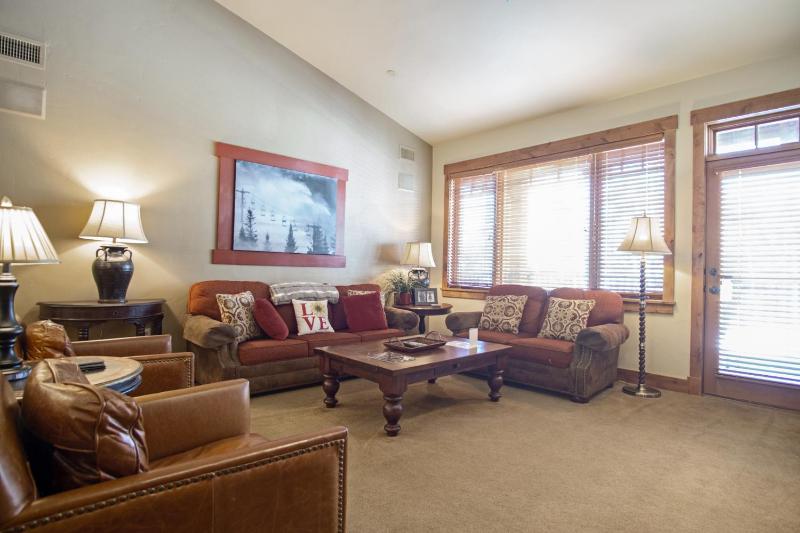 Outdoor Pool and Hot Tub Air Conditioning Covered Deck with Gas Grill Penthouse Level - image 21