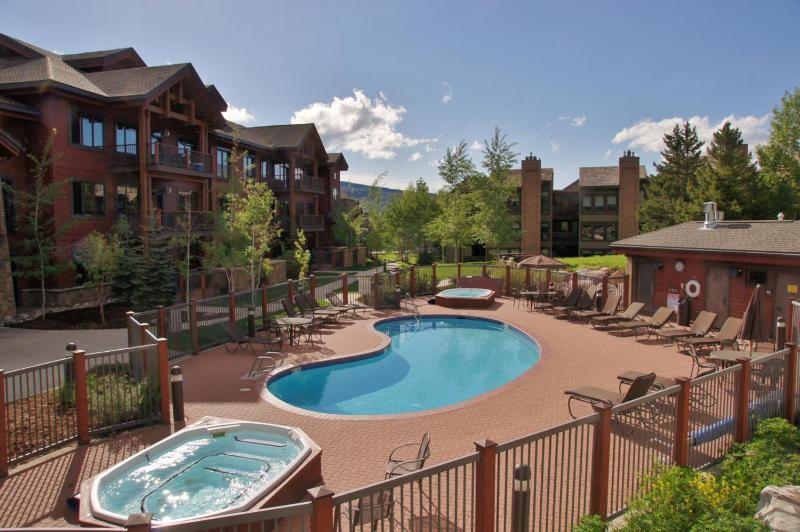 Outdoor Pool and Hot Tub Air Conditioning Covered Deck with Gas Grill Penthouse Level - image 17