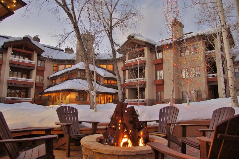 Outdoor Pool and Hot Tub Air Conditioning Covered Deck with Gas Grill Penthouse Level - image 5
