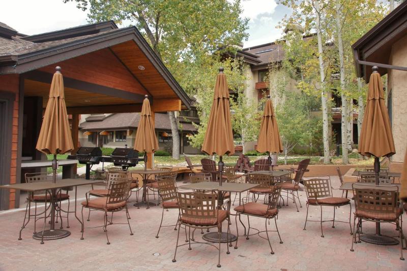 Outdoor Pool and Hot Tub Air Conditioning Covered Deck with Gas Grill Penthouse Level - image 39