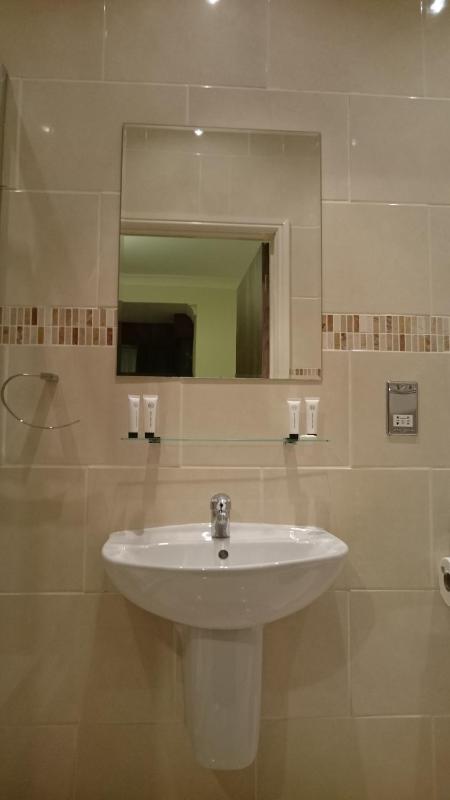 Twin Room image 3