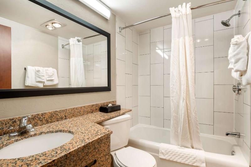 King Room with Kitchenette - Non-Smoking image 1