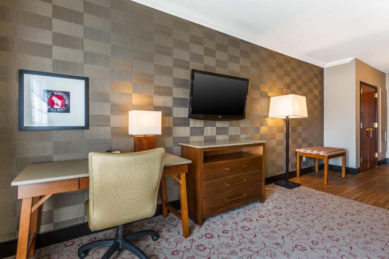 Queen Room with Two Queen Beds - Non-Smoking image 3