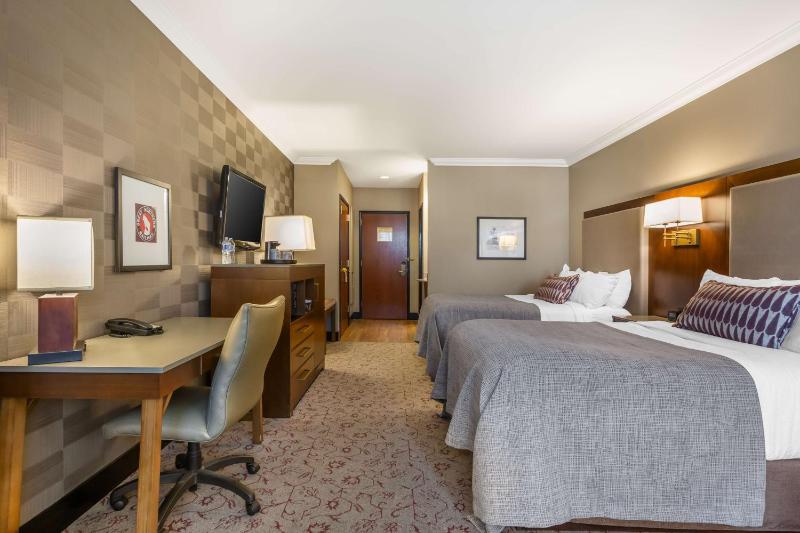 Queen Room with Two Queen Beds - Non-Smoking image 4