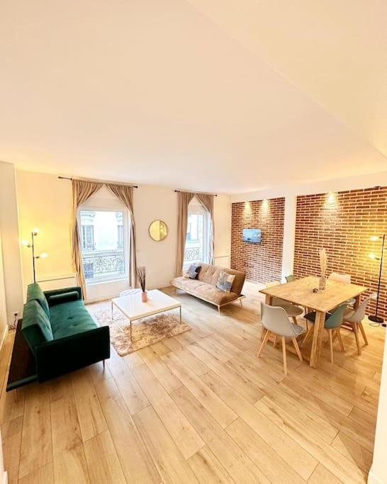 Magnificent apartment close to Paris metro line 1 Images
