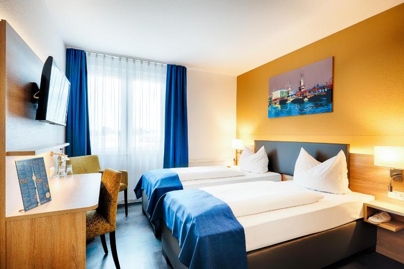 Standard Double Room image 3