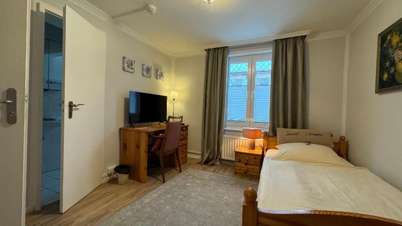 Single Room image 4