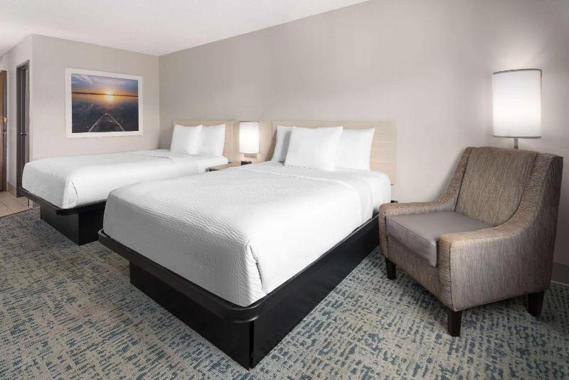 Standard Queen Room with Two Queen Beds - Non-Smoking image 3