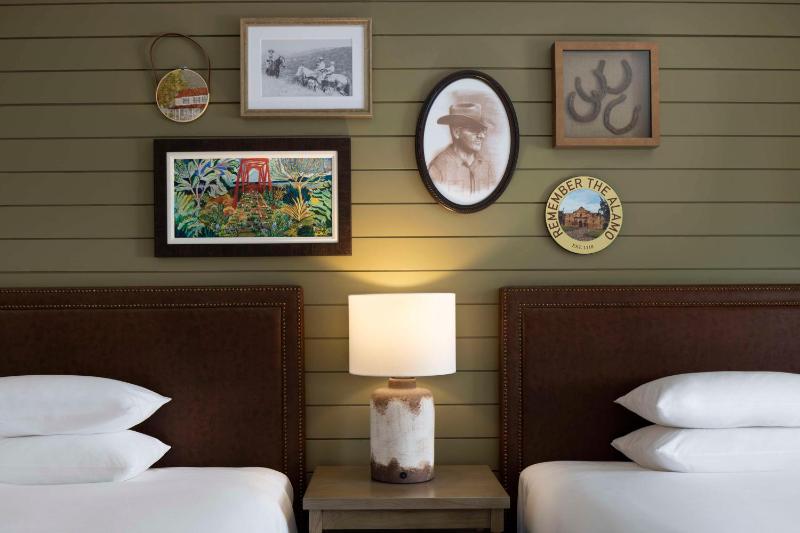 Queen Room with Two Queen Beds and Accessible Shower image 4